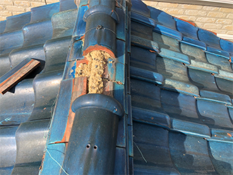 瓦が外れ、ズレた棟