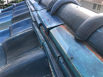 のし瓦もズレて歪んでいます