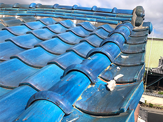 ケラバのズレた瓦