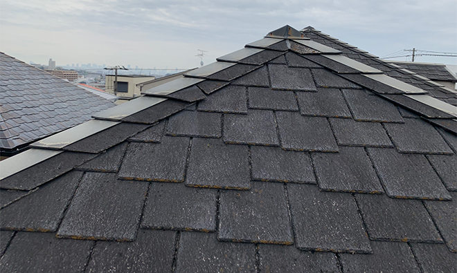 吹田市岸部北でスレート屋根の雨漏り点検、屋根材はアーバニーで危険大