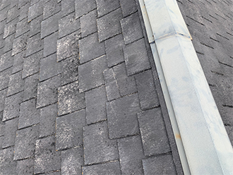 かなり色褪せたスレート屋根