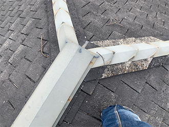 釘の浮きかけた棟板金