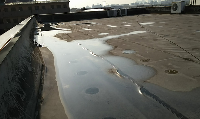 吹田市で自社ビルのシート防水の捲れから水溜まり、階下で雨漏りです