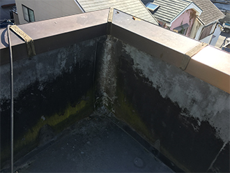 苔の生えた屋上の四隅