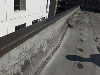 防水シートのよれた壁面