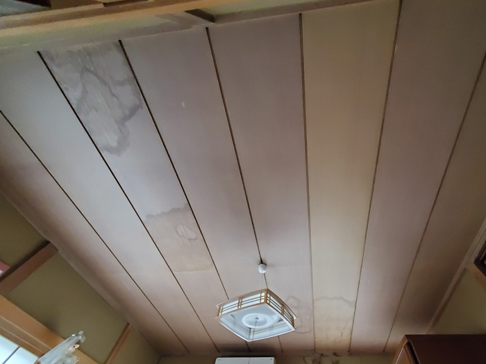 木更津市真里谷で漆喰剥がれと防水紙の劣化から雨漏りが発生