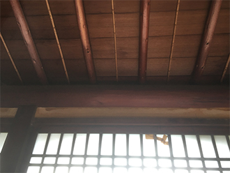 雨染みのみえる天井