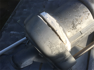 冠瓦と鬼瓦の接合部の漆喰の割れ