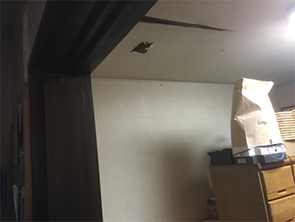 雨漏りの湿気で剥がれた天井のクロス