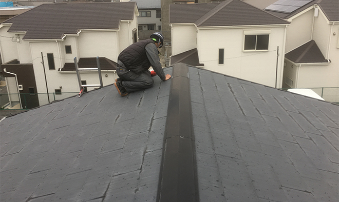 吹田市泉町でスレート屋根の割れで雨漏り被害、塗膜も劣化し更に危険です