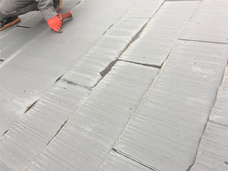 塗膜の劣化したスレート屋根