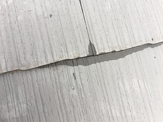 スレートの隙間に入り込んだ雨水