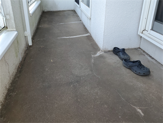 八街市八街ほにて雨漏り補修調査を実施、バルコニーの防水層劣化にあわせてモルタル外壁のクラックもチェック