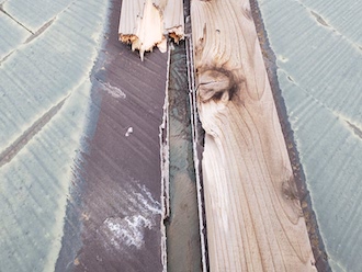 貫板が割れている