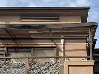 歪んだベランダの庇