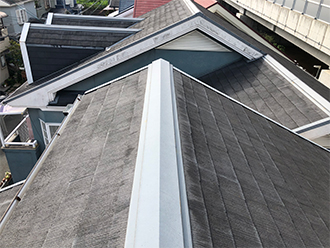 塗膜の劣化したスレート屋根と破風板