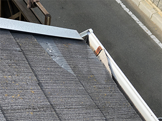 割れたスレート屋根