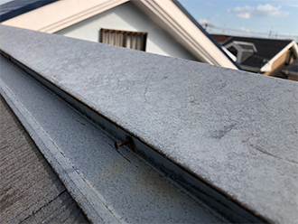 釘のうきかけた棟板金