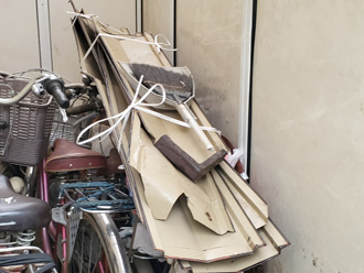 屋根から落下した棟板金