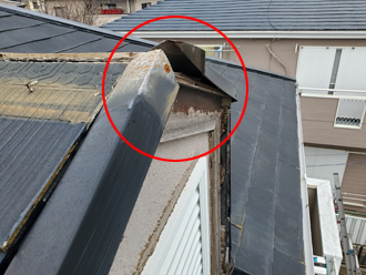 鳩小屋の板金部分が破損している