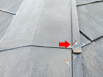 棟板金の釘が浮いている