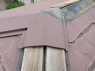 棟板金の釘が緩んでいる