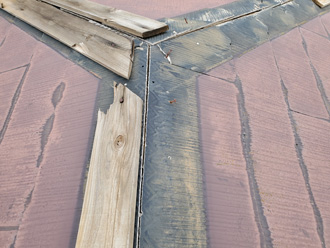 板金と一緒に貫板も破損している