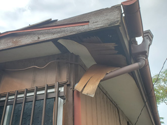 軒天が剥がれている