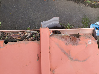 屋根材が腐食している