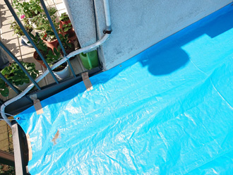 雨漏りしているところにブルーシートが設置されている