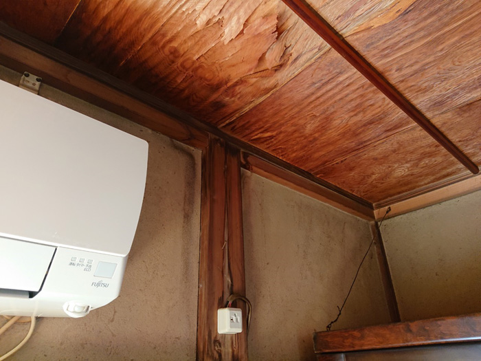 天井が雨漏りで傷んでいる