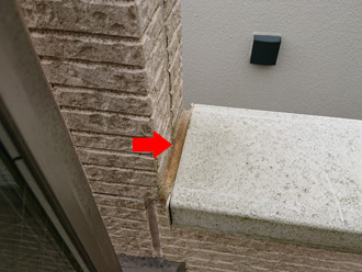 バルコニーの笠木のコーキングが劣化している
