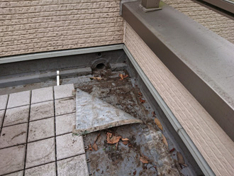 バルコニーに汚れが溜まっている