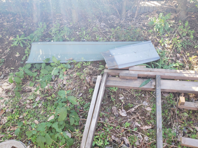 中郡大磯町西小磯で強風被害で破損した棟板金の調査と雨漏り点検