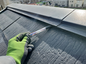 棟板金が浮いている