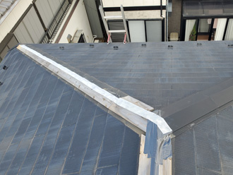 棟板金が飛散している