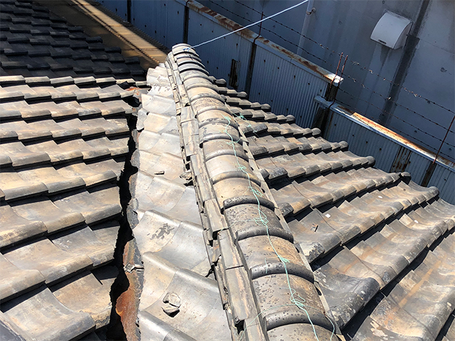 吹田市山田東で台風被害の放置で雨漏り、漆喰詰め直しと葺き替えが必要