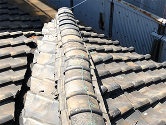 曲がった棟瓦とずれたのし瓦