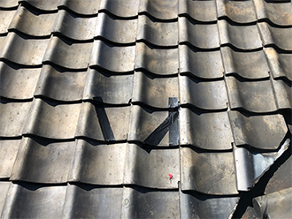 一時補修された割れた瓦