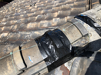 一時補修された棟瓦