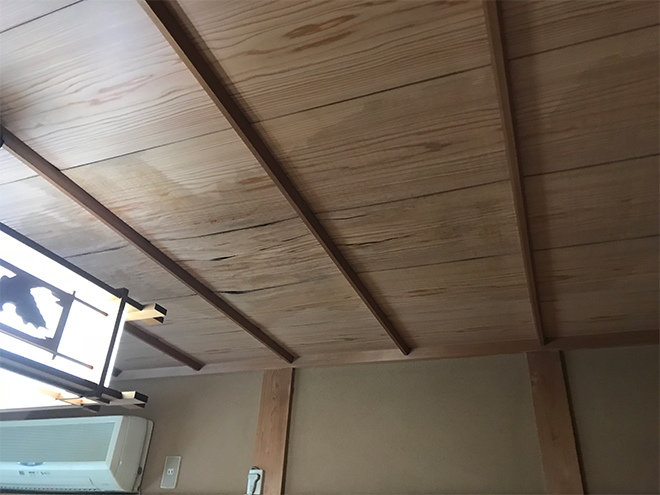 吹田市豊津町で和室天井が歪むほどの雨漏り、原因は雨水による葺き土の侵食？