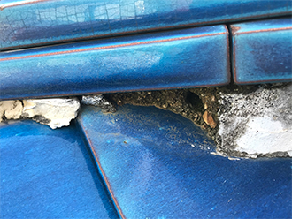 剥がれた漆喰と剥き出しの土