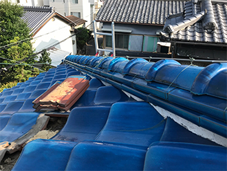 和瓦を捲った屋根