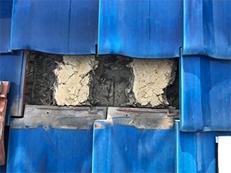 瓦の下の葺き土は雨水で侵食されている