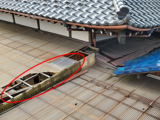 波板屋根が破損している