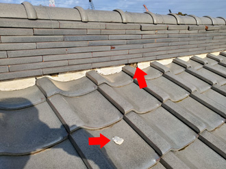 大棟の漆喰が剥がれている