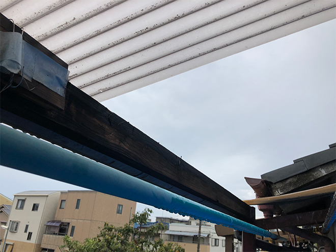 吹田市桃山台でベランダ波板の破損から雨漏り、床面も雨水で腐食