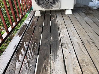 雨漏りで変色したベランダの床板