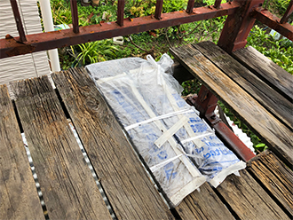 腐食して抜けたベランダの床板