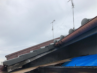 外れた波板そばの歪んだ雨樋